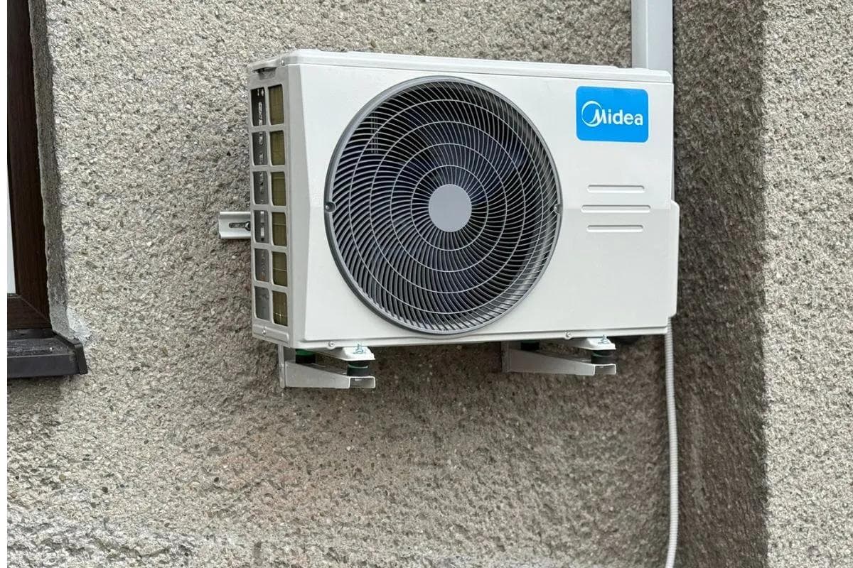 Realizace výměny staré klimatizace za moderní klimatizaci midea Breezeless E - foto 2