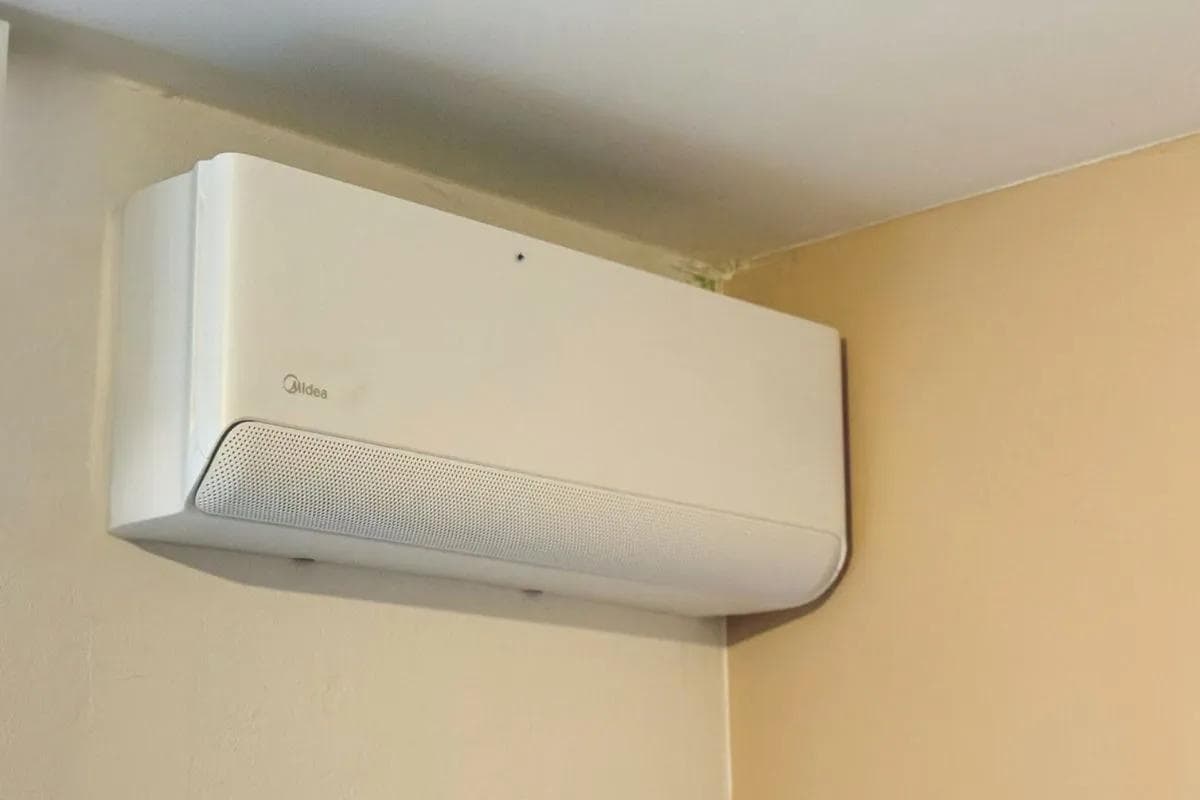 Realizace výměny staré klimatizace za moderní klimatizaci midea Breezeless E - foto 3