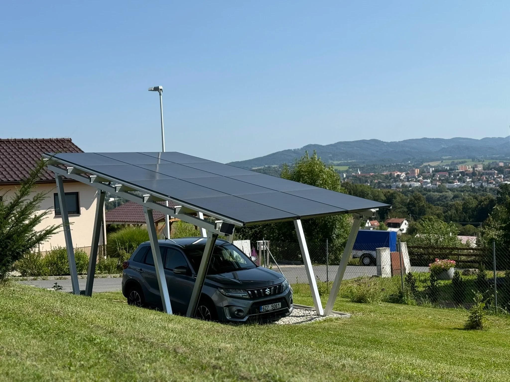 Realizace fotovoltaické elektrárny 8,3 kWp na carportu v Poličné u Valašského Meziříčí