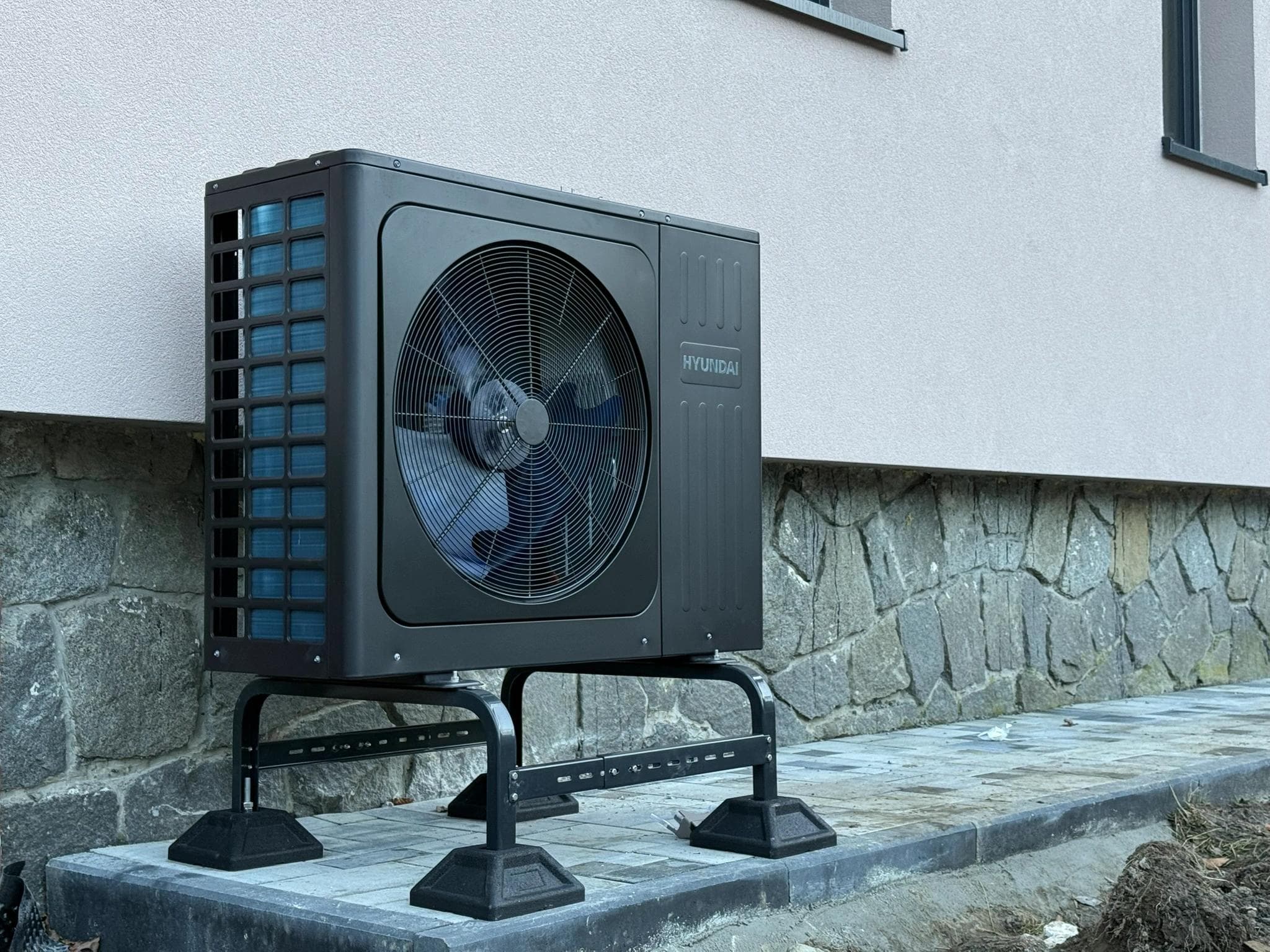 Montáž Tepelného Čerpadla Vzduch-Voda Hyundai v Rekreační Chatě pod Lysou Horou – Frenštát pod Radhoštěm